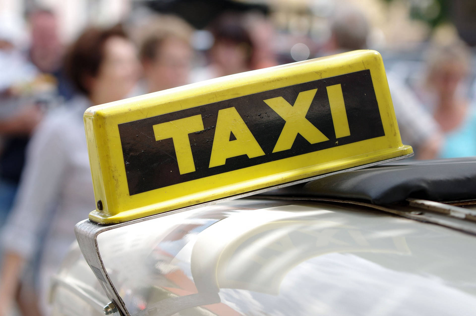 Taxi auf einer Stadtstraße